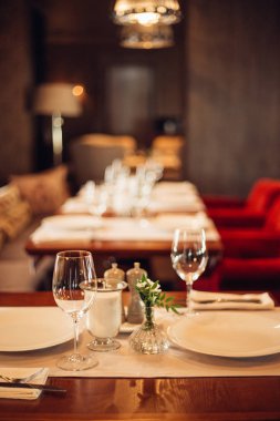 ahşap tasarım görünümünde tablo gözlüklerle klasik Restoran