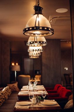 Ahşap klasik mobilyalarla modern ve basit bir kafe..