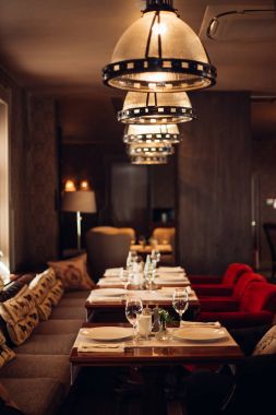 İç modern bir Restoran, gündüzleri klasik tasarım