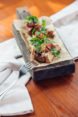 bir gemide, seçici odak kırmızı balık ve roka sandviç