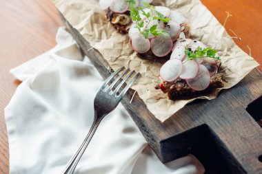 Turp kurulu ile tahıl ekmek dilimleri