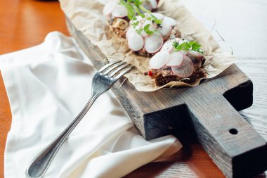 Domuz jambon, turp, Brüksel lahanası ve çavdar ekmeği sandviç