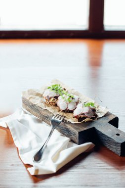 Domuz jambon, turp, Brüksel lahanası ve çavdar ekmeği sandviç