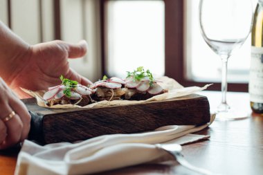 Turp kurulu ile tahıl ekmek dilimleri