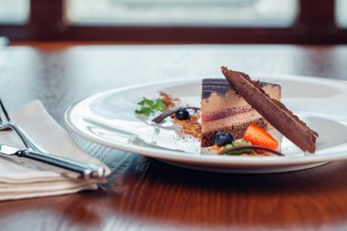 Karamel pasta, mus tatlı bir plaka üzerinde. Gri taş arka plan.