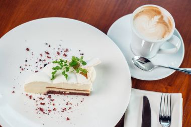 Tatlı - beyaz peynirli kek nane ve çikolata ile