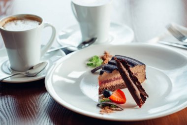 Karamel pasta, mus tatlı bir plaka üzerinde. Gri taş arka plan.