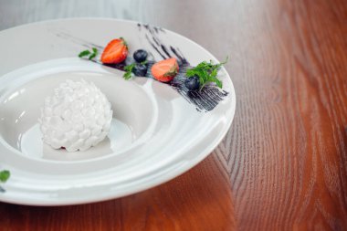 dondurma topları karamelize şeker şeker ile süslenmiş gofret bardak