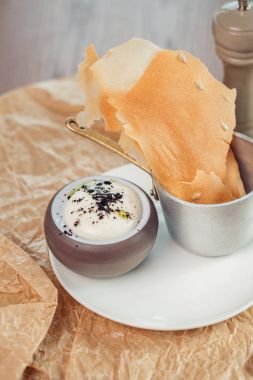 dondurma topları karamelize şeker şeker ile süslenmiş gofret bardak