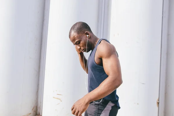 Desportista ou corredor afro-americano. homem negro ouvindo música — Fotografia de Stock