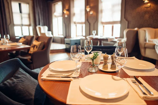 Houten design in klassiek restaurant met glazen op tafel — Stockfoto