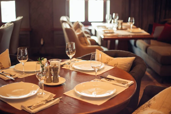 Interieur van een restaurant, vintage stijl, houten klassieke meubelen — Stockfoto