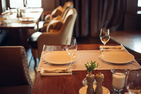 Interior de un restaurante moderno, de diseño clásico, de día — Foto de Stock