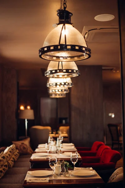 Ahşap klasik mobilyalarla modern ve basit bir kafe.. — Stok fotoğraf