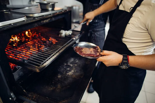 Steaks koken over brandende barbecue op restoraunt keuken — Stockfoto
