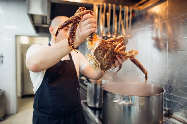 Chef do restaurante de peixe com marisco lagosta polvo de caranguejo — Fotografia de Stock