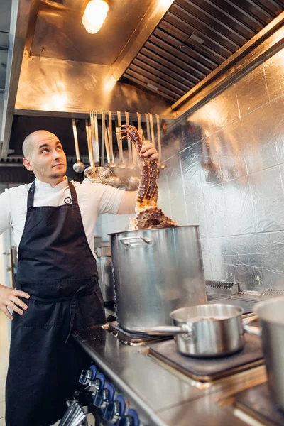 Молодий шеф-кухар краби приготовлені Dungeness в kitcen — стокове фото
