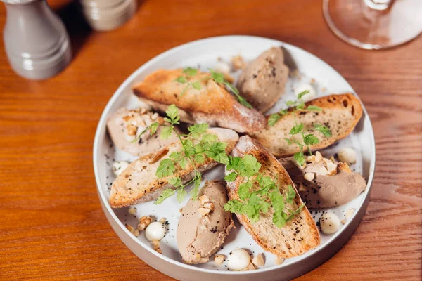 Crostini com foie gras canape sanduíche e grama — Fotografia de Stock