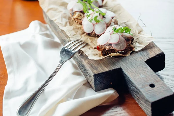 Domuz jambon, turp, Brüksel lahanası ve çavdar ekmeği sandviç