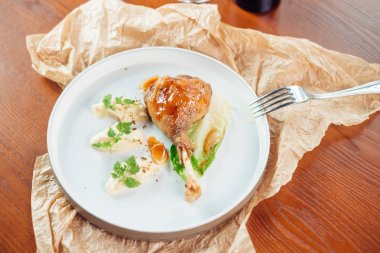 Siyah bir arka plan üzerinde ızgara baharatlı tavuk budu. Üstten Görünüm.