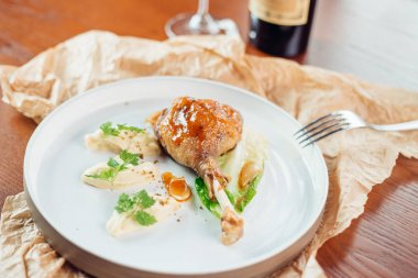 Siyah bir arka plan üzerinde ızgara baharatlı tavuk budu. Üstten Görünüm.