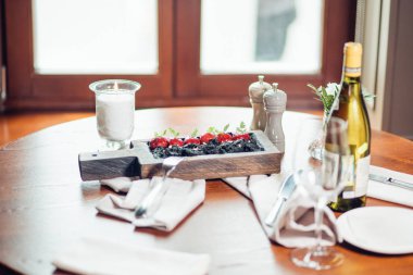 Kavrulmuş kırmızı dana kaburga, et kemik, siyah pirinç plaka üzerinde