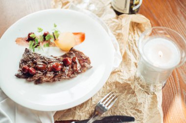 Izgara antrikot biftek biftek, otlar ve baharatlar. Üstten Görünüm