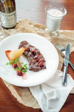 Izgara antrikot biftek biftek, otlar ve baharatlar. Üstten Görünüm