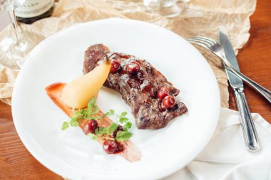 Tahtada ızgara domuz kaburgası, sığ alan derinliği...