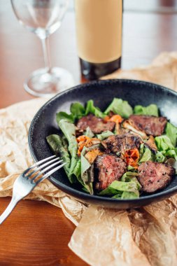 Izgara antrikot biftek biftek, otlar ve baharatlar. Üstten Görünüm