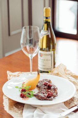 Tahtada ızgara domuz kaburgası, sığ alan derinliği...