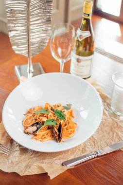 Deniz mahsullü makarna, midye, karides, deniz mahsulü kokteyli yakın plan.