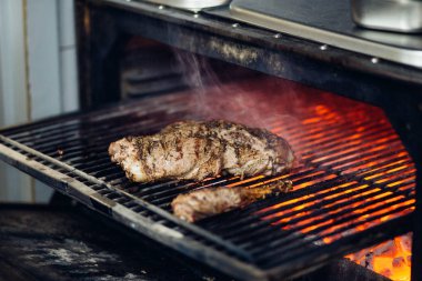 Izgarada ateşte leziz biftekler.