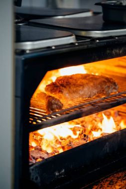Açık ateşte yanan kömür ızgarası, ürün yerleştirmeye hazır.
