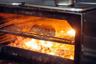 Açık ateşte yanan kömür ızgarası, ürün yerleştirmeye hazır.