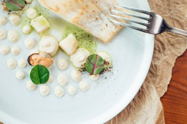 bir yatakta, brokoli, karnabahar ve havuç somon fileto