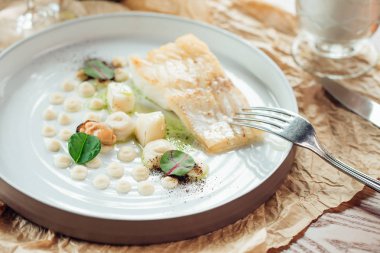 ızgara somon ve sebzeler