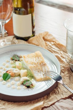 ızgara somon ve sebzeler