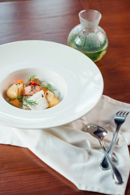 Ekmek ahşap tepsi ile sebze çorbası.