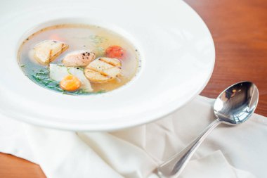 Erişte ve sebze rustik ahşap arka plan üzerinde bir kapta tavuk çorbası