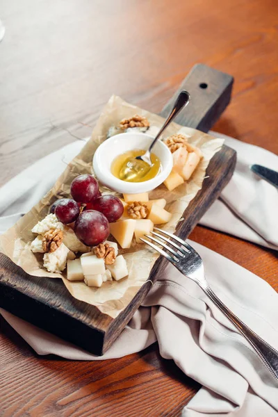 Meze bruschetta bal, fındık ve süzme peynir ile