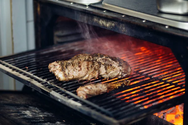 Izgarada ateşte leziz biftekler.