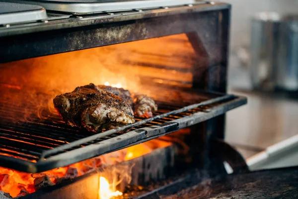 Alevli ızgarada ızgara biftekler seçici bir odak ile vurulacak.