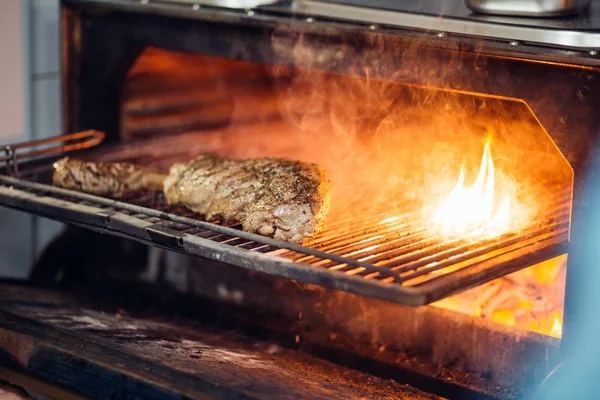 Üzerinde restoraunt mutfak yanan ızgarada pişirme biftek — Stok fotoğraf