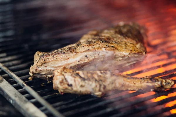 Izgarada ateşte leziz biftekler.