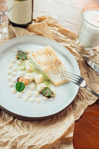 bir yatakta, brokoli, karnabahar ve havuç somon fileto