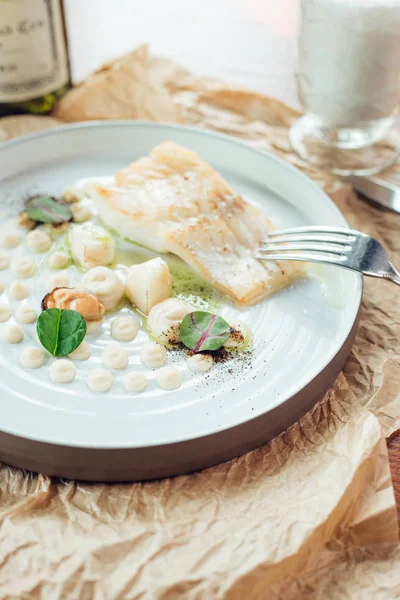 Grilled salmon and vegetables — Stock Photo, Image