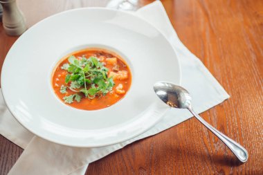 Domates çorbası veya gaspaço beyaz masada. Üstten Görünüm.