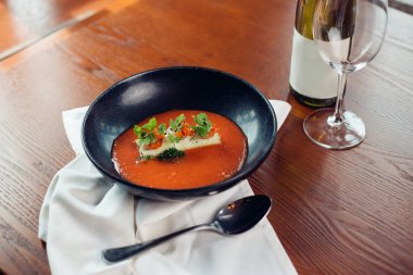 Domates çorbası veya gaspaço beyaz masada. Üstten Görünüm.