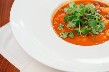 Kırmızı mercimek çorbası üzerinde karanlık taş backgroud, üstten görünüm